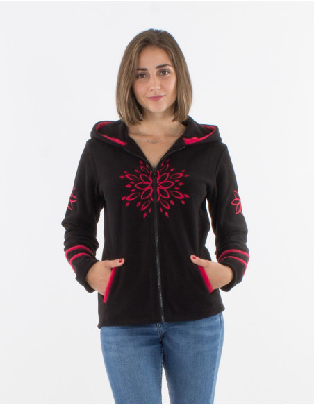 Chaqueta malla poliester polar bordada con capucha