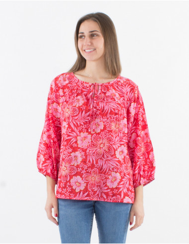 Blusa de poliéster con mangas 3/4 y estampado de hibiscos