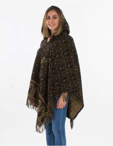 Poncho acrilico jacquard con  capucha pequeñas...