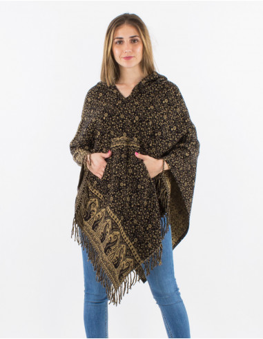 Poncho acrilico jacquard con  capucha pequeñas...