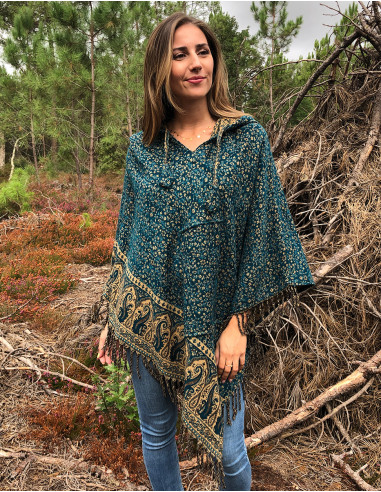 Poncho acrilico jacquard con  capucha pequeñas flores