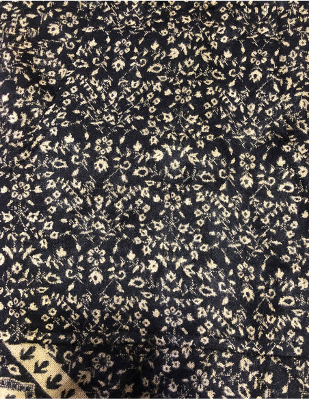 Poncho acrilico jacquard con  capucha pequeñas flores