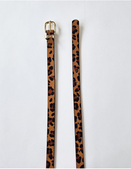 Cinturón de poliuretano con hebilla metálica estampada