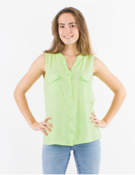 Blusa viscosa lisa cuello mao con botones  sin mangas