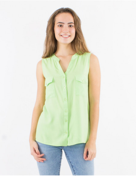 Blusa viscosa lisa cuello mao con botones  sin mangas