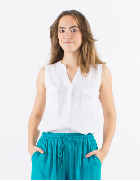 Blusa viscosa lisa cuello mao con botones  sin mangas