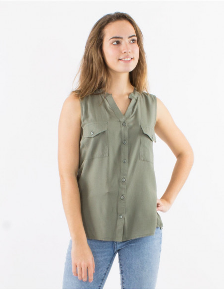 Blusa viscosa lisa cuello mao con botones  sin mangas