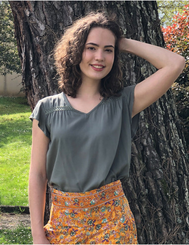 Blusa viscosa lisa cuello v mangas cortas