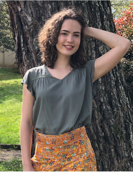 Blusa viscosa lisa cuello v con botones  mangas cortas