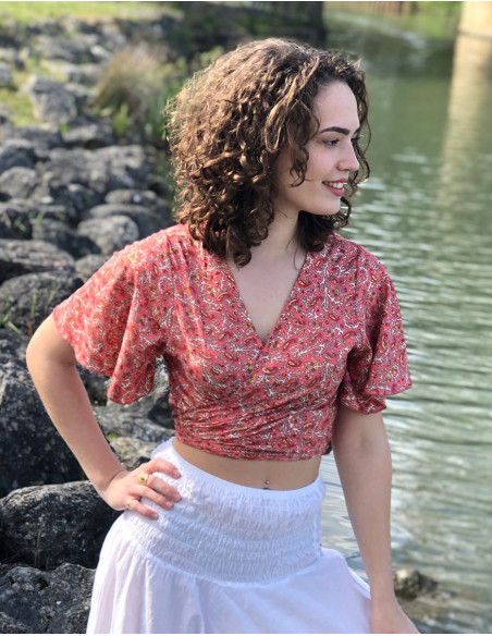 Top poliester mangas cortas sari estampado