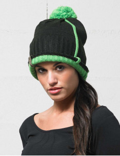 Sombrero con una cinta y un pompón