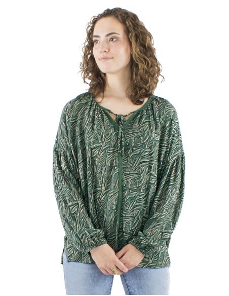 Blusa crepe de viscosa galon corchete mangas largas estampado safari