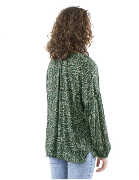 Blusa crepe de viscosa galon corchete mangas largas estampado safari
