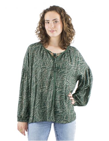 Blusa crepe de viscosa galon corchete mangas largas estampado safari