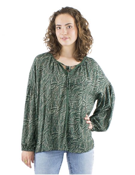 Blusa crepe de viscosa galon corchete mangas largas estampado safari