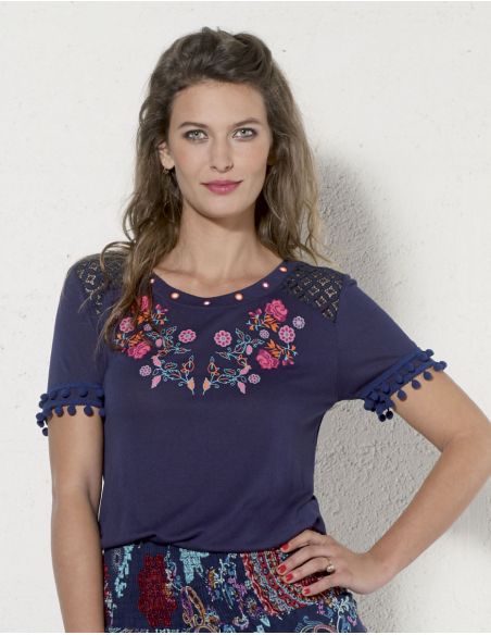 Camiseta 95% viscosa 5% elastano encaje y pompones en la mangas