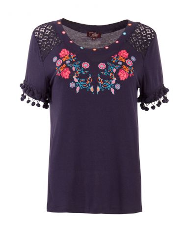 Camiseta 95% viscosa 5% elastano encaje y pompones en la mangas