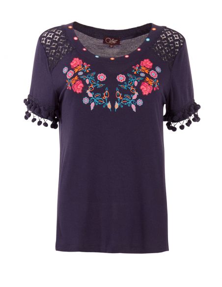 Camiseta 95% viscosa 5% elastano encaje y pompones en la mangas