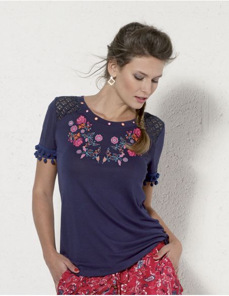 Camiseta 95% viscosa 5% elastano encaje y pompones en la mangas