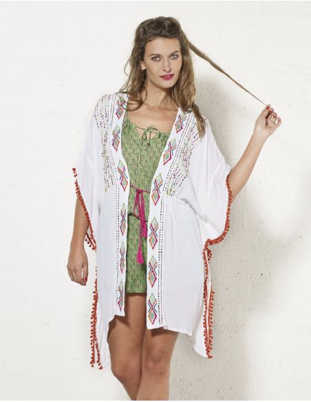 Chaqueta poncho crepe de viscosa bordada con pompones