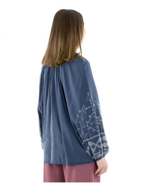 Blusa viscosa sw con bordadas y pompones